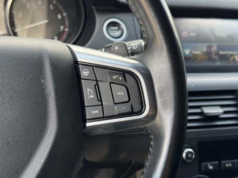 Used 2018 Land Rover Discovery Sport SE image 18
