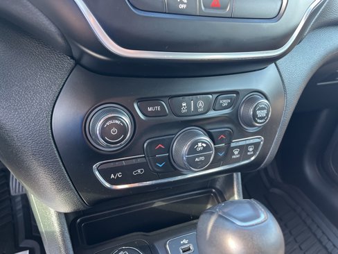 Used 2019 Jeep Cherokee Latitude Plus w/ Comfort/Convenience Group image 13