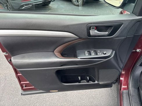 Used 2019 Toyota Highlander XLE image 11