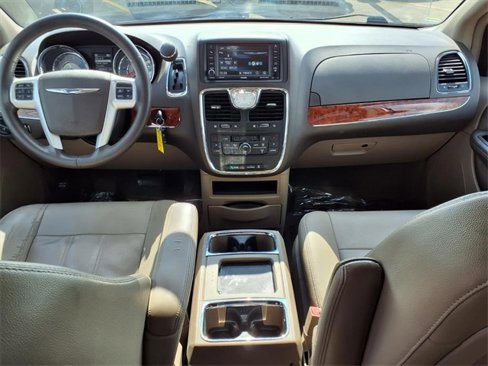 Used 2016 Chrysler Town & Country Touring image 3