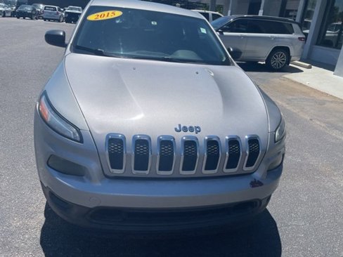 Used 2015 Jeep Cherokee Sport image 3