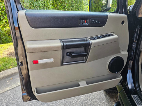 Used 2003 HUMMER H2 w/ Preferred Equipment Group image 9