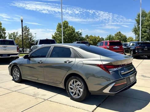 Used 2024 Hyundai Elantra SEL image 16