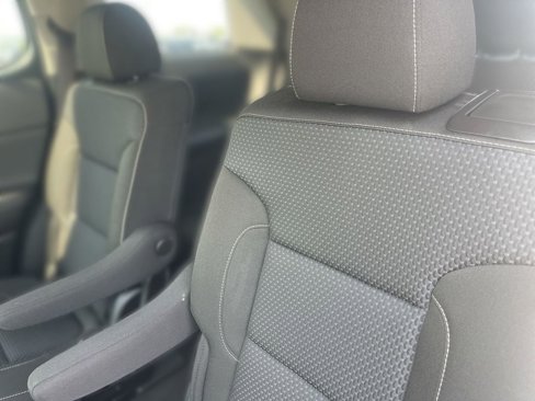 Used 2023 GMC Acadia SLE image 25