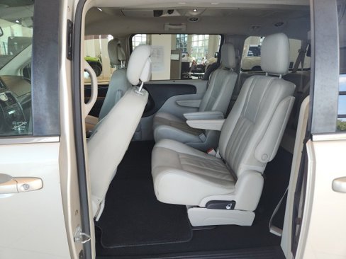 Used 2014 Chrysler Town & Country Touring image 13