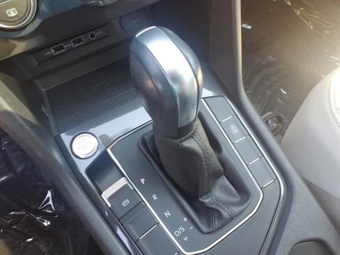 Used 2020 Volkswagen Tiguan SE w/ Panoramic Sunroof Package image 16