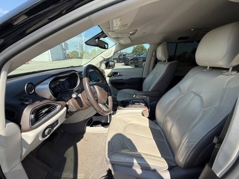 Used 2017 Chrysler Pacifica Touring-L Plus w/ Tire & Wheel Group image 12