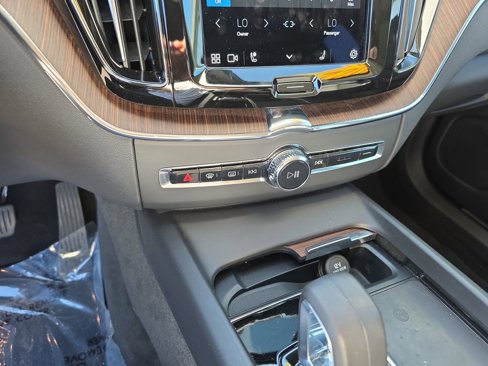 Certified 2022 Volvo XC60 B5 Momentum w/ Climate Package image 29