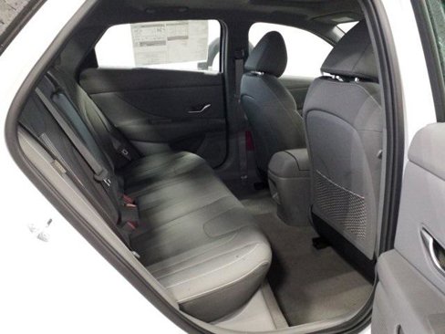 New 2025 Hyundai Elantra SEL image 18
