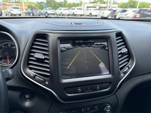 Used 2021 Jeep Cherokee Trailhawk image 15