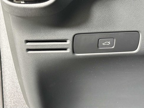 Certified 2025 Volvo XC40 B5 Plus image 10