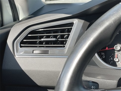 Used 2018 Volkswagen Tiguan SE w/ Panoramic Sunroof Package image 10