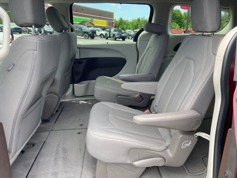 Used 2021 Chrysler Pacifica Touring image 15