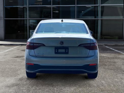 Used 2024 Volkswagen Jetta SE image 8