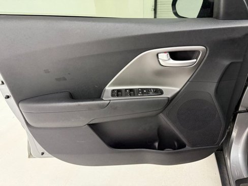 Used 2022 Kia Niro LX image 28