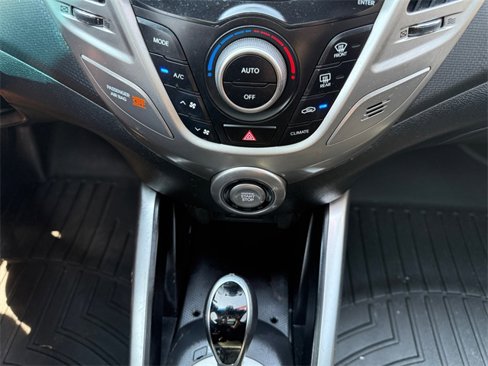 Used 2017 Hyundai Veloster Value Edition image 17