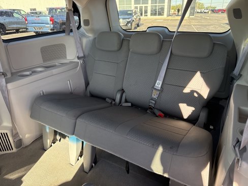 Used 2010 Chrysler Town & Country Touring image 11
