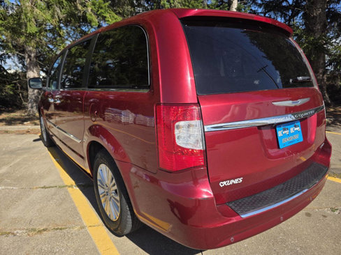 Used 2016 Chrysler Town & Country Limited image 4