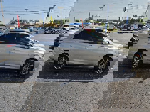 Used 2016 Toyota Camry SE image 2