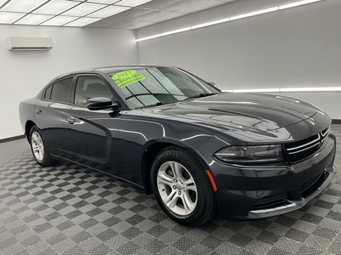 Used 2017 Dodge Charger SE image 3