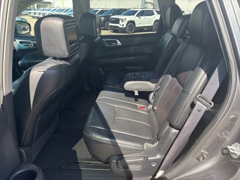 Used 2016 Nissan Pathfinder Platinum w/ Family Entertainment Package image 20
