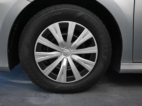 Used 2021 Toyota Camry LE image 10
