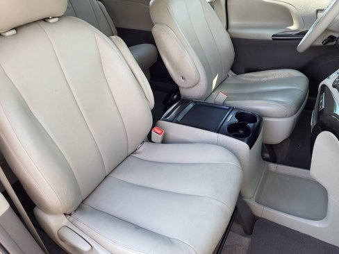 Used 2011 Toyota Sienna LE image 17
