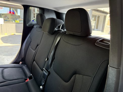 Used 2016 Jeep Renegade Latitude w/ Popular Equipment Group image 17
