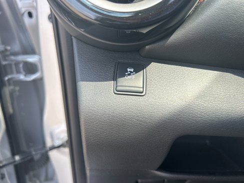 Used 2018 Nissan Kicks SR image 21