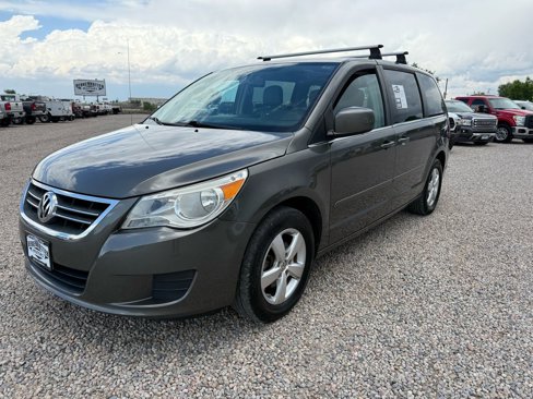 Used 2010 Volkswagen Routan SE image 3