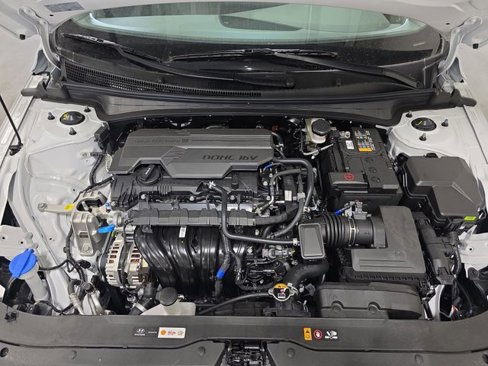 New 2025 Hyundai Elantra SE image 32