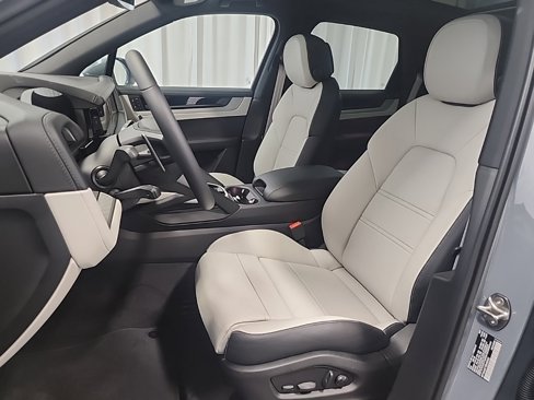 New 2025 Porsche Cayenne image 5