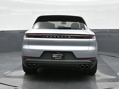 Used 2024 Porsche Cayenne image 3