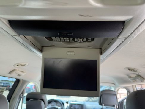 Used 2010 Volkswagen Routan SE image 26