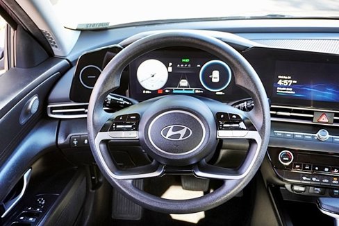Certified 2024 Hyundai Elantra SEL image 18
