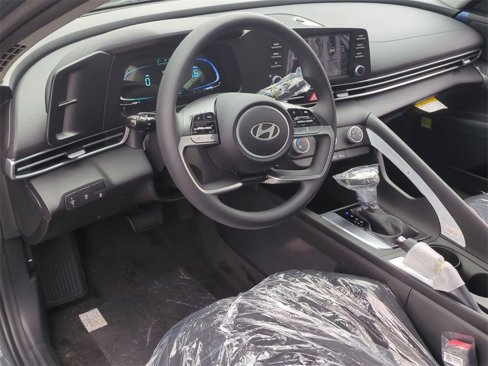 Certified 2025 Hyundai Elantra SE w/ Cargo Package image 12