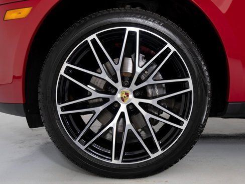 Certified 2025 Porsche Macan image 12