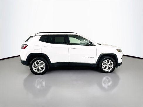 Used 2024 Jeep Compass Latitude image 14