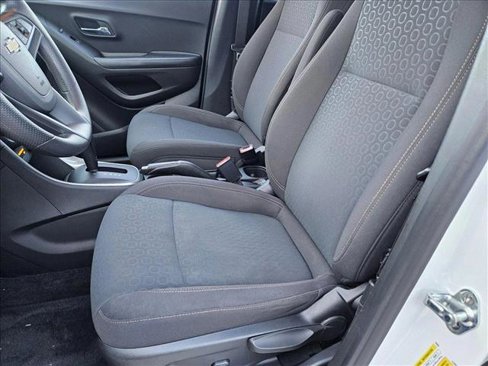 Used 2022 Chevrolet Trax LS w/ Tint and Cruise Package image 15