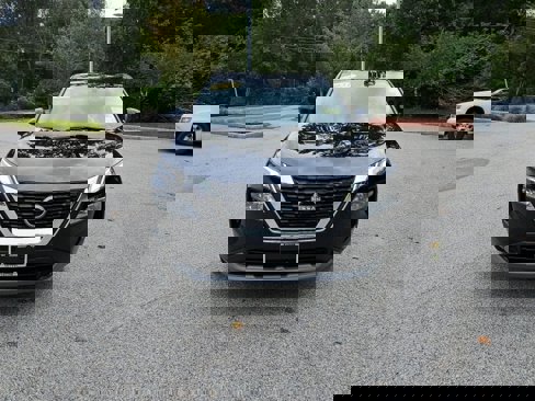 Used 2023 Nissan Rogue SV image 3