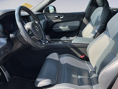 Used 2020 Volvo XC60 T5 R-Design image 9