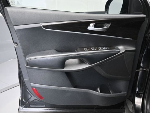 Used 2020 Kia Sorento LX image 9
