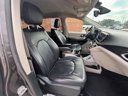 Used 2018 Chrysler Pacifica Touring-L image 28