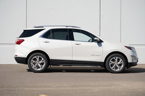 Used 2018 Chevrolet Equinox LT image 2