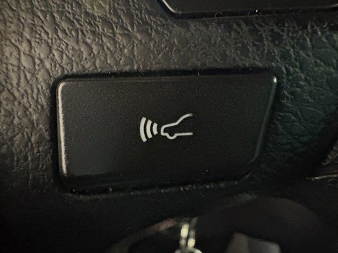 Used 2018 Toyota RAV4 LE image 8