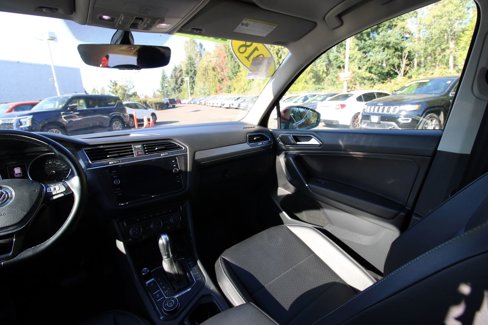 Used 2018 Volkswagen Tiguan SEL w/ 3rd Row Seat Package image 29