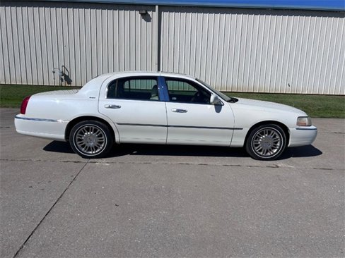 Used 2006 Lincoln Town Car Designer Series image 2