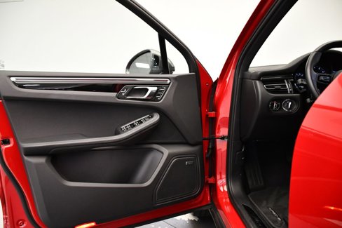 Certified 2025 Porsche Macan Turbo image 37