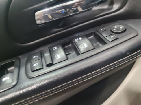 Used 2016 Chrysler Town & Country Touring w/ Driver Convenience Group image 27