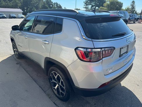 Used 2025 Jeep Compass Limited image 5